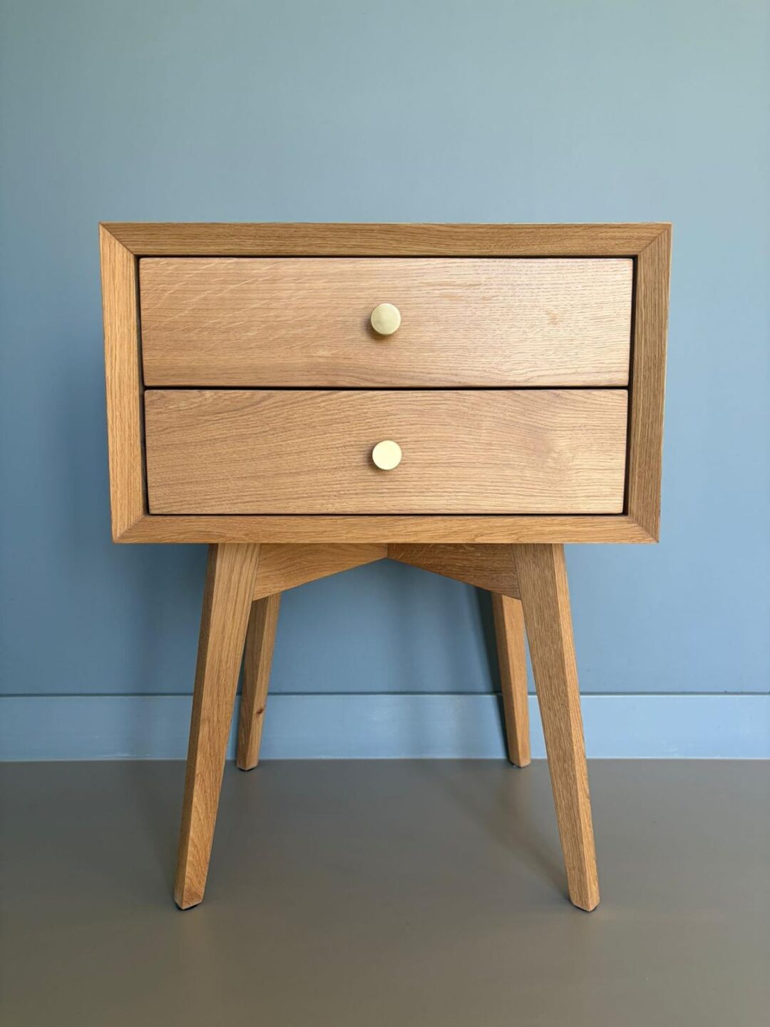 Houten nachtkastje met twee laden, vooraanzicht