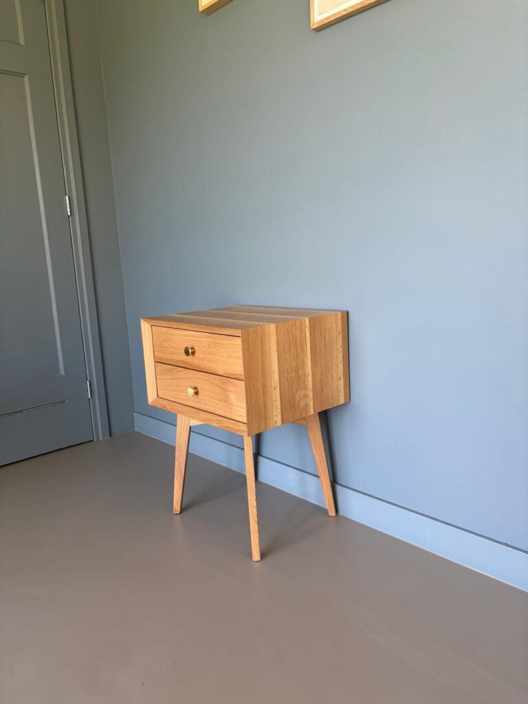 Houten nachtkastje met twee laden in een interieur